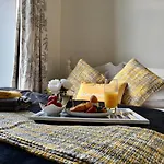 Cosy 2 Bedroom Central Apartment - Free Parking, Free Wifi